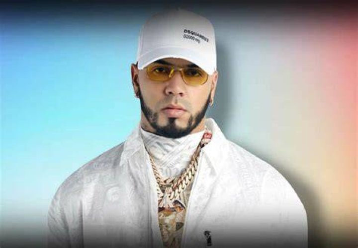 A Member of Anuel AA’s Entourage Allegedly Attacked a Paparazzi