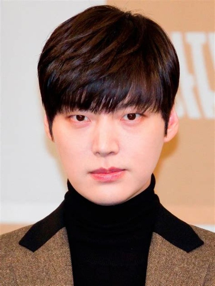 Ahn Jae Hyun Spotted Looking "Unrecognizable" In Midst Of Divorce