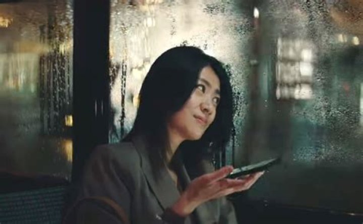 AmazonプライムのCMでバスの中から雨の街を見つめている帰宅途中の女性はだれ? 湘南ひらつかITサポートセンター