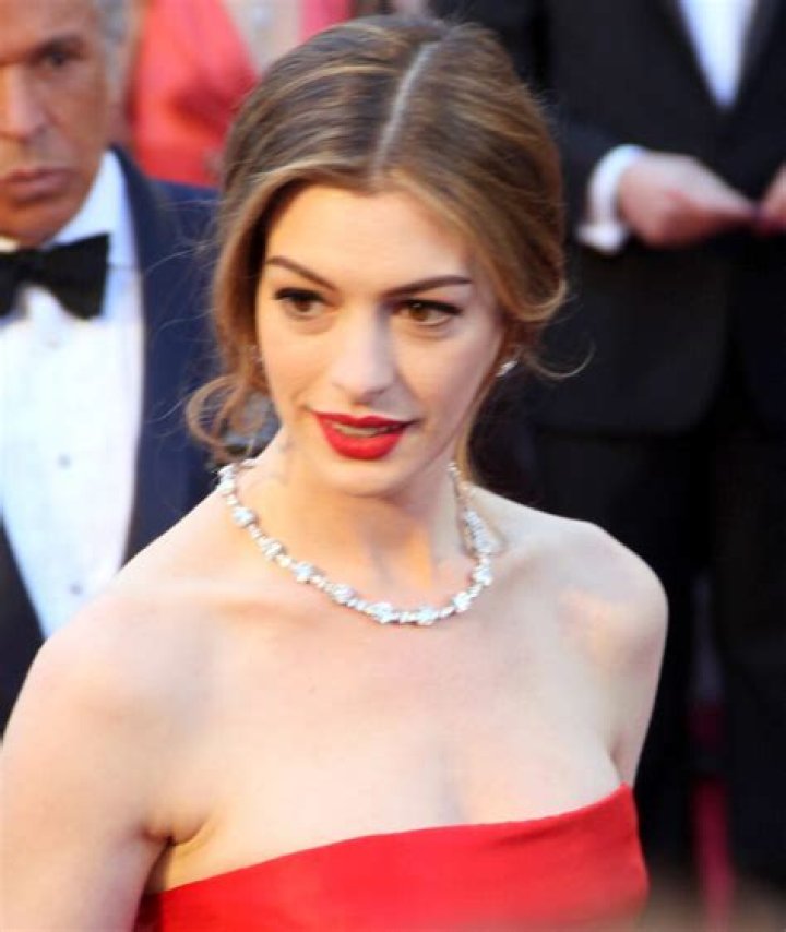 Anne Hathaway Overview