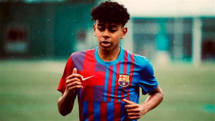 Aún no cumplió 16 años y Xavi ya lo llevó a entrenarse con el plantel