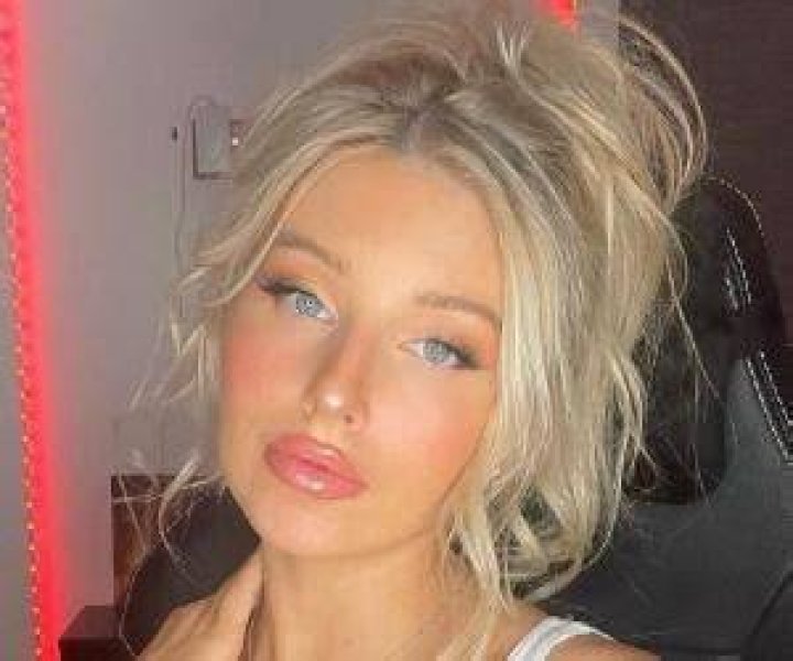 Charlotte Parkes Bio, Facts, Family Life of the YouTuber