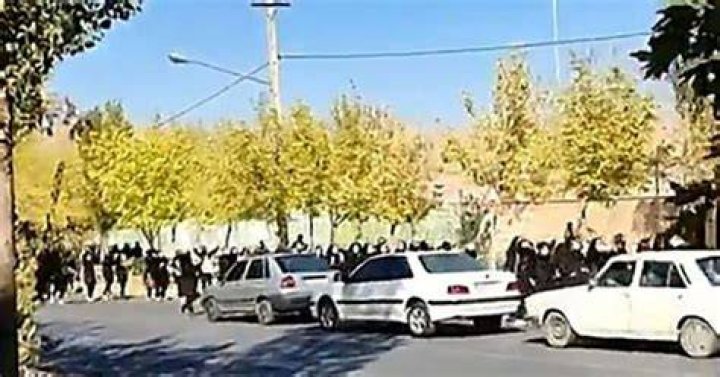 En Iran, des écolières manifestent et défient la répression The Times