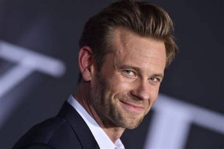 Eric Johnson (actor) Shoe Size and Body Measurements Celebrity Shoe Sizes