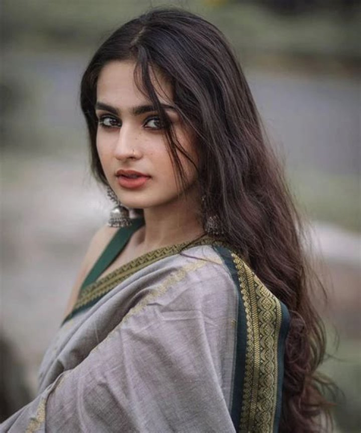 How Old Is Ayesha Khan? Uncover The Truth Today