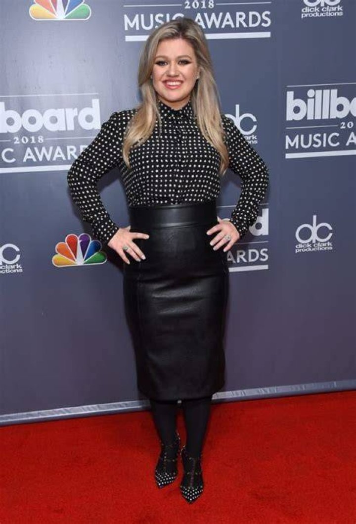How Tall Is Kelly Clarkson?
