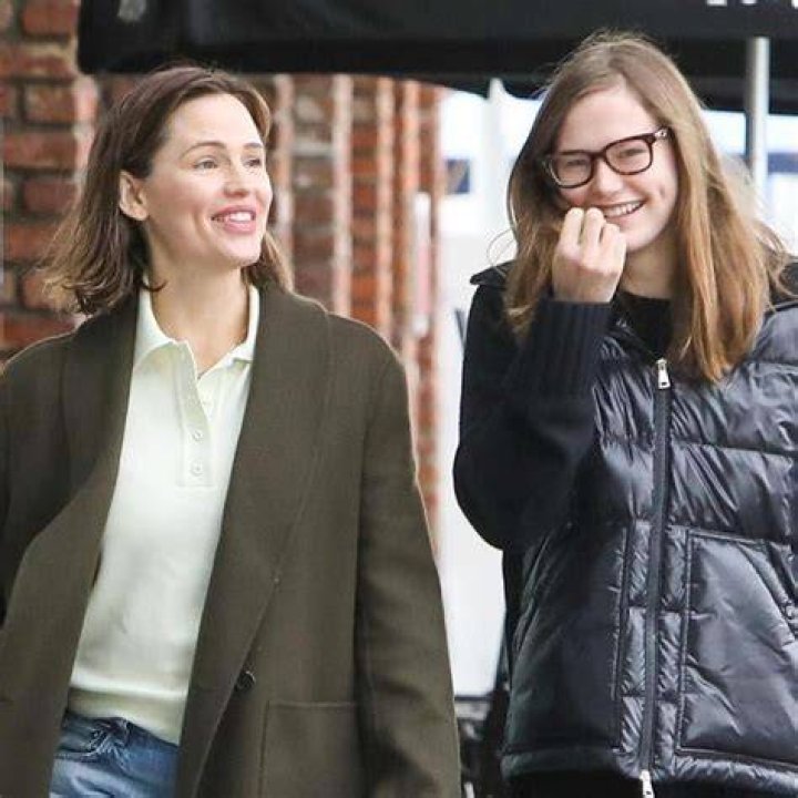 Jennifer Garner uses her lookalike daughter Violet from getting papped