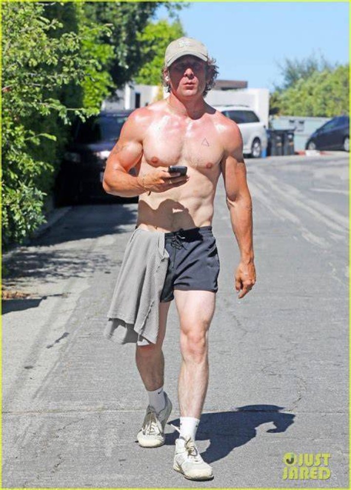 Jeremy Allen White’s Workout Routine and Diet Plan Verywell Shape