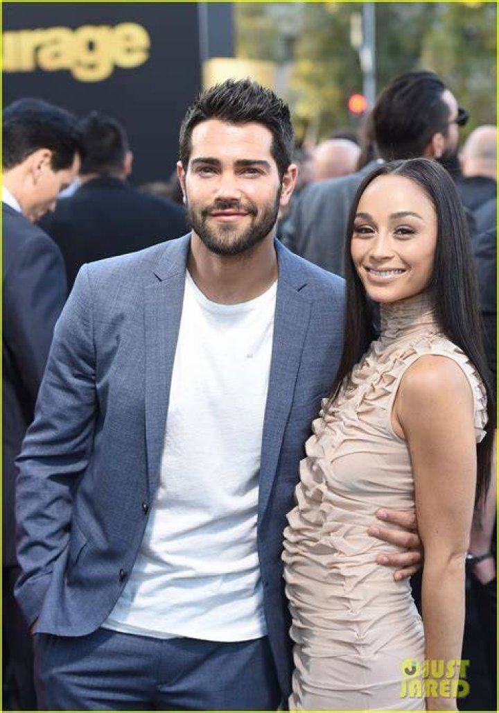 Jesse Metcalfe and Fianc&eacute;e Cara Santana Split Source
