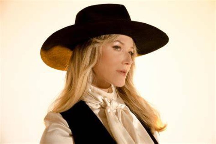 Jewel Performs Signature Hit “Hands” with Son Kase for The Masked