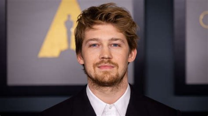 Joe Alwyn Net Worth Here's How Rich Taylor Swift's Boyfriend Is