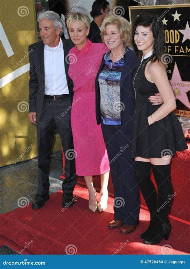 Kaley Cuoco & Parents & Sister Editorial Stock Photo Image of pink