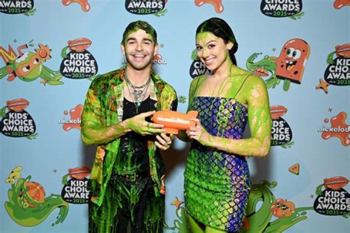 Kids Choice Awards 2022 Memo Ochoa es reconocido y ba&ntilde;ado con el slime