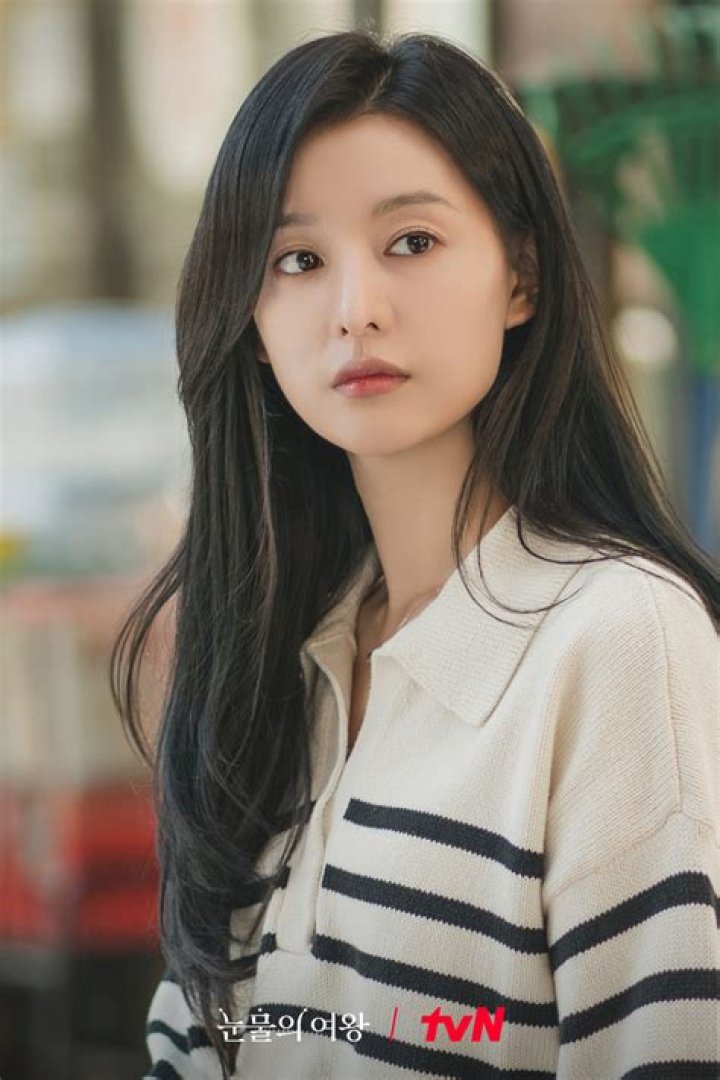 Kim Ji Won lộ tạo hình cực phẩm mới nhất, Jun Ji Hyun khiến fan "nín