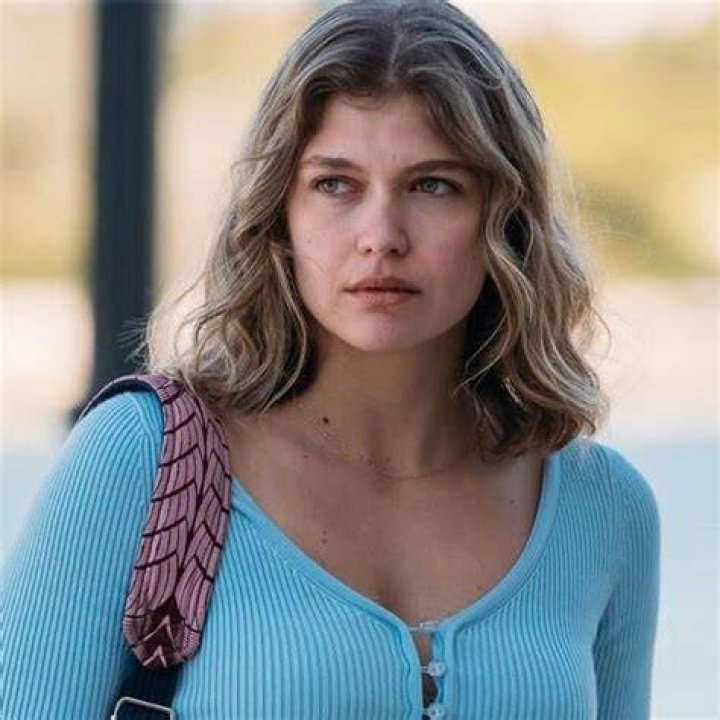 Klelia Andriolatou is the cool girl in ‘Maestro in Blue’ on Netflix.