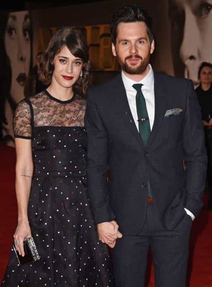 Lizzy Caplan's Dating History: Ex-Boyfriends & Current Relationships