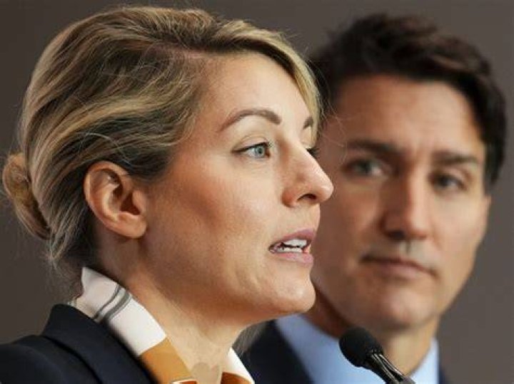Mélanie Joly Et Son Conjoint LE DOMAINE BLEU • LE KIOSQUE • Gala
