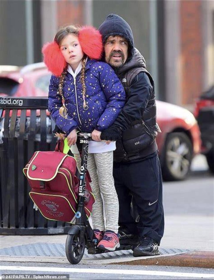 Peter Dinklage i jego córka na hulajnodze Demotywatory.pl