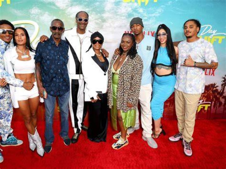Snoop Dogg’s Family How Many Kids He Has With Wife Shante Broadus