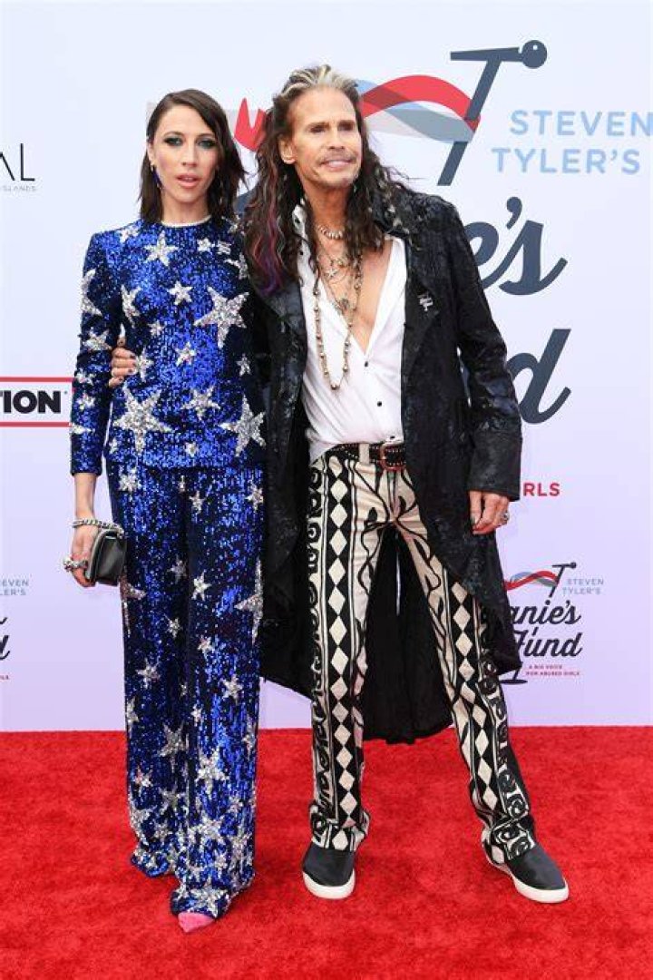 Steven Tyler & Girlfriend Aimee Preston Share Kiss at Grammy Awards