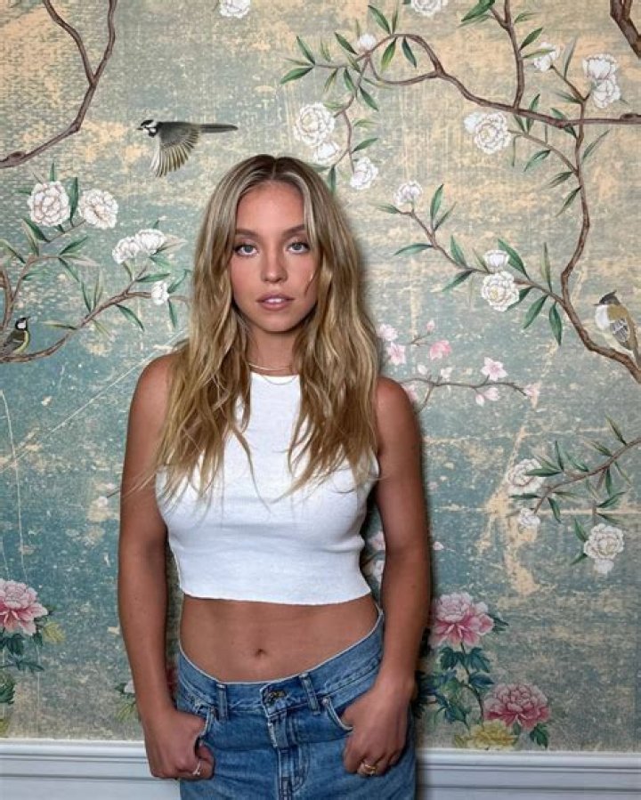 Sydney Sweeney's Smoking Habit: A Visual Guide