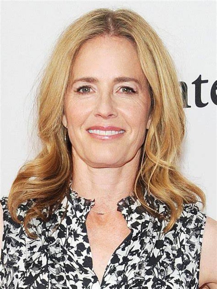 Unveiling The Truth: Elizabeth Shue Smoking And Its Impact On Her Career