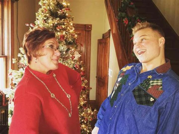 Who Is Zach Bryan's Mother? Explore His Family Background