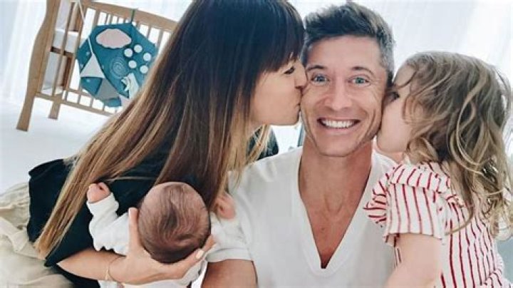 Überglücklich Kicker Robert Lewandowski zeigt seine Familie