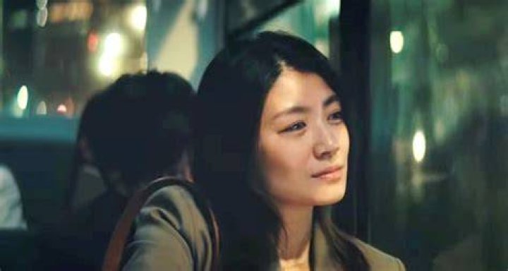 【瀧内公美】AmazonのCMでバスに乗るOL役女優は誰?大河『光る君へ』出演で注目バイプレーヤー|アマゾン